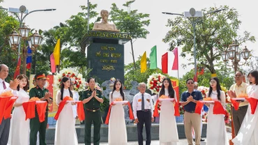 Khánh thành tượng đài Chủ tịch Hồ Chí Minh tại xã Nam Điền (huyện Nam Trực, Nam Định). (Ảnh: VIẾT DƯ)