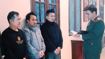 Từ trái qua phải là các đối tượng: Chu Anh Quân, Lê Minh Thành, Tạ Nguyên Ngọc tại cơ quan Công an tỉnh Nam Định. (Ảnh: Công an tỉnh cung cấp)