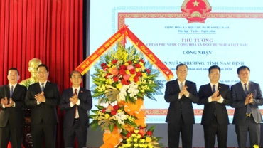 Lãnh đạo tỉnh Nam Định chúc mừng huyện Xuân Trường nhân dịp đón Bằng công nhận huyện đạt chuẩn nông thôn mới nâng cao năm 2024.