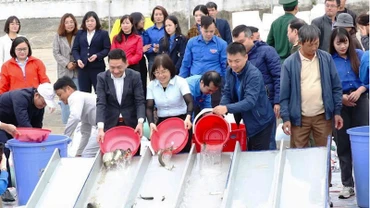 Các đại biểu dự Lễ phát động thả con giống thủy sản các loại xuống sông Hồng đoạn qua địa bàn xã Mỹ Tân, thành phố Nam Định, tỉnh Nam Định.