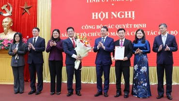 Đồng chí Bí thư Tỉnh ủy Nam Định Đặng Khánh Toàn trao quyết định thành lập Đảng bộ Ủy ban nhân dân tỉnh Nam Định.