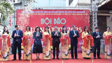 Các đại biểu thực hiện nghi thức cắt băng khai mạc Hội báo Xuân Ất Tỵ năm 2025 tỉnh Nam Định. (Ảnh: XUÂN TRƯỜNG)
