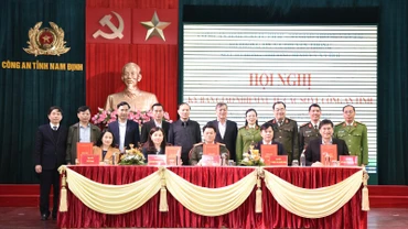 Đại diện lãnh đạo 4 sở và Giám đốc Công an tỉnh Nam Định ký biên bản bàn giao nhiệm vụ.