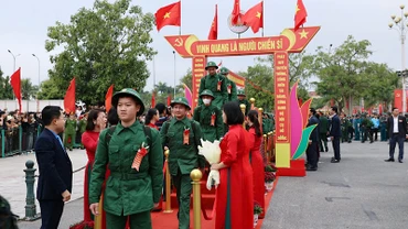 Tân binh thuộc huyện Hải Hậu (Nam Định) trong ngày Lễ giao quân. (Ảnh: XUÂN THU)