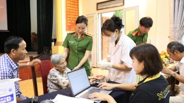 Lấy mẫu ADN cho thân nhân liệt sĩ chưa xác định được danh tính trên địa bàn thành phố Nam Định, tỉnh Nam Định. (Ảnh: ĐỨC THÔNG).