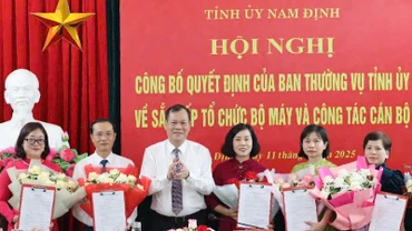 Đồng chí Phó Bí thư Thường trực Tỉnh ủy Nam Định Lê Quốc Chỉnh trao các Quyết định và tặng hoa chúc mừng Ban Biên tập Báo Nam Định. (Ảnh: VIẾT DƯ)