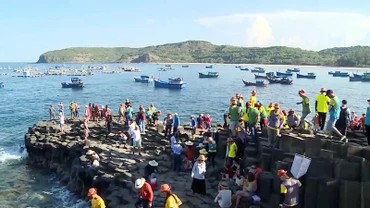 Di tích quốc gia đặc biệt Gành Đá Đĩa, huyện Tuy An, tỉnh Phú Yên thu hút hàng trăm nghìn lượt du khách mỗi năm.