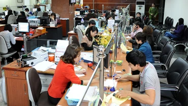 Khách hàng giao dịch tại Ngân hàng Nông nghiệp và Phát triển nông thôn Việt Nam (Agribank). (Ảnh TRẦN HẢI)