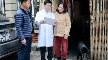 Cán bộ Trạm Y tế phường Thanh Nhàn, quận Hai Bà Trưng, Hà Nội tuyên truyền, hướng dẫn người dân phòng ngừa bệnh dại trên chó, mèo. (Ảnh HUY HOÀNG)