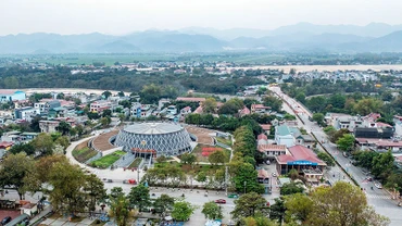 Trên nền chiến trường xưa, Điện Biên Phủ hôm nay đang đổi thay từng ngày. (Ảnh THÀNH ĐẠT)