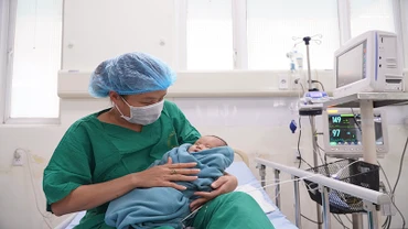 Bé sơ sinh 25 ngày tuổi hồi phục tốt sau ca phẫu thuật.