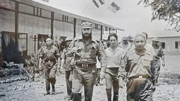 Lãnh tụ Cuba Fidel Castro thăm khu trụ sở Chính phủ Cách mạng lâm thời Cộng hòa miền nam Việt Nam tại huyện Cam Lộ ngày 15/9.