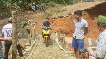 Giao thông qua đoạn sạt lở trên được khắc phục tạm thời.