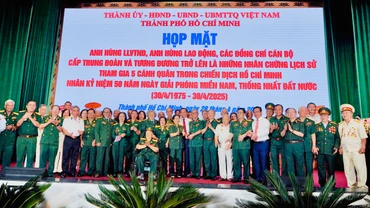 Lãnh đạo Thành ủy Thành phố Hồ Chí Minh chụp ảnh lưu niệm cùng các nhân chứng 5 cánh quân tham gia Chiến dịch Hồ Chí Minh.
