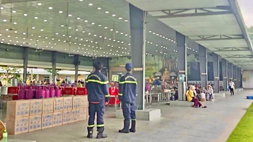 Lính cứu hỏa túc trực bảo đảm an toàn cháy nổ tại Đại lễ Vesak 2025.