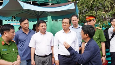 Chủ tịch Ủy ban nhân dân Thành phố Hồ Chí Minh Nguyễn Văn Được kiểm tra hiện trường vụ cháy