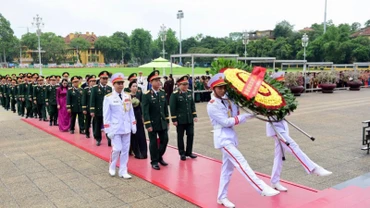 Đoàn đại biểu Quân khu 7 dâng hương tại Lăng Chủ tịch Hồ Chí Minh.