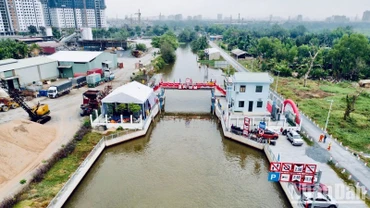 Cống ngăn triều rạch Cầu Sập nhìn từ trên cao.