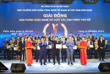 Ông Trần Mạnh Dũng đại diện Khối Kinh doanh Hành chính sự nghiệp của MISA nhận giải Đồng ở hạng mục Sản phẩm số xuất sắc cho Chính phủ số với MISA QLTS.