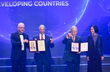 Đồng Chủ tịch Hội đồng sơ khảo, Giáo sư Nguyễn Thục Quyên và Giáo sư Albert Pisano trao cup và chứng nhận đến hai nhà khoa học đạt giải. (Ảnh: THÀNH ĐẠT) 