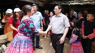 Ủy viên Bộ Chính trị, Thủ tướng Chính phủ Phạm Minh Chính thăm mô hình du lịch văn hoá cộng đồng tại xã Vân Hồ, huyện Vân Hồ, tỉnh Lai Châu. (Nguồn: vietnamplus.vn)