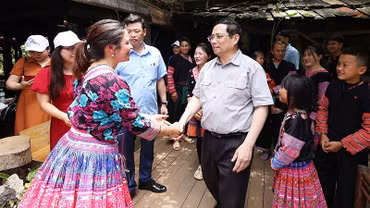 Ủy viên Bộ Chính trị, Thủ tướng Chính phủ Phạm Minh Chính thăm mô hình du lịch văn hoá cộng đồng tại xã Vân Hồ, huyện Vân Hồ, tỉnh Lai Châu. (Nguồn: vietnamplus.vn)