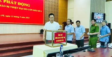 Các đồng chí lãnh đạo, cán bộ huyện Nậm Pồ hưởng ứng lời kêu gọi ủng hộ đồng bào các tỉnh bị thiệt hại bão, lũ.