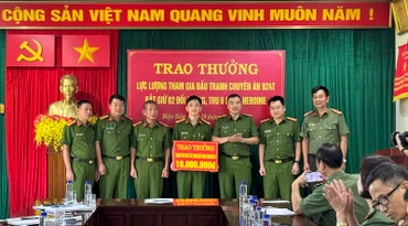 Đại tá Phạm Trường Giang, Phó Giám đốc Công an tỉnh Điện Biên trao thưởng nóng cho các đơn vị phá thành công chuyên án.