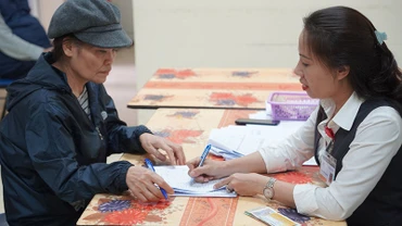 Hà Nội sẽ giảm dần chi trả lương hưu, trợ cấp bảo hiểm xã hội bằng tiền mặt. (Ảnh minh họa: VNPost)