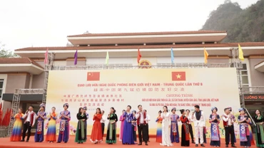 Tiết mục văn nghệ tập thể trong khuôn khổ chương trình.