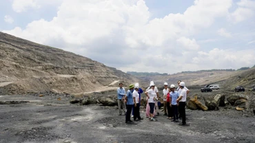 Các chuyên gia UNESCO thẩm định các giá trị địa tầng tại vùng trũng Na Dương, huyện Lộc Bình, tỉnh Lạng Sơn.