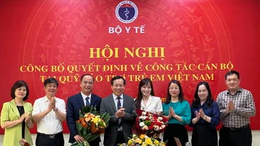 Lãnh đạo Bộ Y tế chúc mừng các đồng chí được bổ nhiệm.