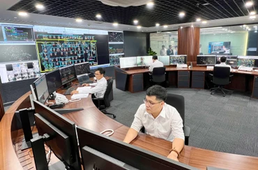 Vận hành hệ thống lưới điện tại Trung tâm Điều độ hệ thống điện Thành phố Hồ Chí Minh.