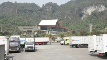 Các phương tiện xuất nhập khẩu tại Cửa khẩu quốc tế Hữu Nghị.