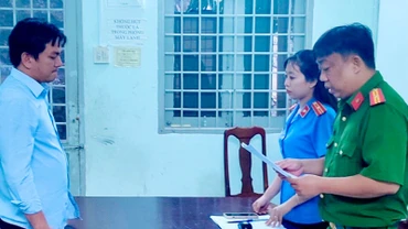 Cơ quan chức năng huyện Kiên Hải, tỉnh Kiên Giang tống đạt quyết định khởi tố vụ án, quyết định khởi tố bị can, lệnh cấm đi khỏi nơi cư trú đối với Nguyễn Thanh Liêm. 