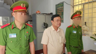Cơ quan Cảnh sát điều tra Công an tỉnh Kiên Giang thi hành lệnh bắt bị can để tạm giam đối với Trần Minh Vũ. 