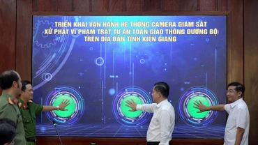 Lãnh đạo Ủy ban nhân dân tỉnh Kiên Giang cùng lãnh đạo sở, ngành tỉnh bấm nút vận hành hệ thống camera giám sát, xử phạt vi phạm trật tự, an toàn giao thông đường bộ trên địa bàn tỉnh Kiên Giang. (Ảnh: VĂN VŨ)
