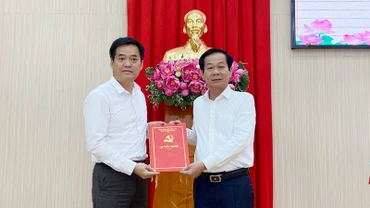 Bí thư Tỉnh ủy Kiên Giang Đỗ Thanh Bình (bên phải) trao quyết định cho ông Lê Quốc Anh.