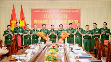 Trung tướng Lê Đức Thái trao quyết định và tặng hoa chúc mừng Đại tá Phạm Văn Thắng (người cầm hoa bên phải) và Đại tá Võ Văn Sử (người cầm hoa bên trái). 