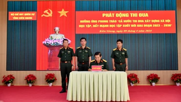 Các cơ quan, đơn vị đã ký kết giao ước thi đua.