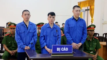 Bị cáo Nguyễn Triều Giang (giữa), Nguyễn Tiến Thành (bìa phải) và Trình Vũ Tuấn tại phiên tòa. 