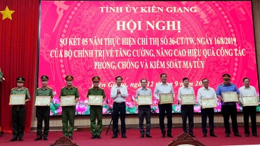 Ủy viên Trung ương Đảng, Bí thư Tỉnh ủy Kiên Giang Đỗ Thanh Bình trao bằng khen cho các tập thể có thành tích xuất sắc.