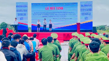 Quang cảnh lễ mít-tinh.