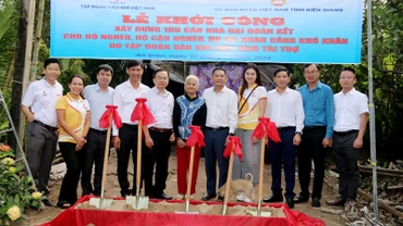 Nghi thức khởi công nhà Đại đoàn kết cho hộ gia đình bà Lâm Thị Sậy, ngụ Khu phố 2, thị trấn Thứ Ba, huyện An Biên.