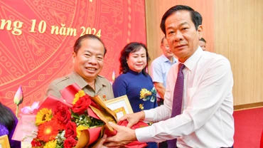 Ủy viên Trung ương Đảng, Bí thư Tỉnh ủy, Trưởng đoàn đại biểu Quốc hội đơn vị tỉnh Kiên Giang Đỗ Thanh Bình trao Huy hiệu Đảng cho đồng chí cao niên tuổi Đảng. 