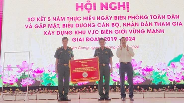 Lãnh đạo tỉnh Kiên Giang trao bức trướng của Ban Chấp hành Đảng bộ tỉnh cho Bộ đội Biên phòng tỉnh. 