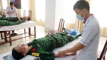 Cán bộ, chiến sĩ thuộc Bộ Chỉ huy quân sự tỉnh Kiên Giang tham gia hiến máu tình nguyện. 