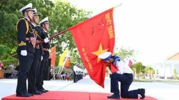 Chiến sĩ mới hôn quân kỳ trong lễ tuyên thệ.