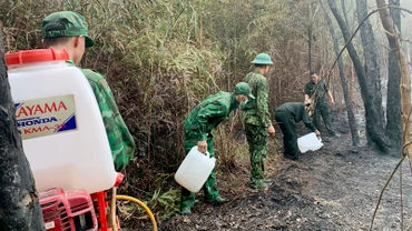 Cán bộ, chiến sĩ Đồn Biên phòng Xà Lực (Bộ đội Biên phòng Kiên Giang) ngăn đám cháy vào rừng đặc dụng Vườn quốc gia Phú Quốc. 