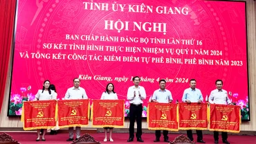 Tỉnh ủy Kiên Giang khen thưởng cho các tập thể và cá nhân có thành tích hoàn thành xuất sắc nhiệm vụ 5 năm liền 2019-2023. 